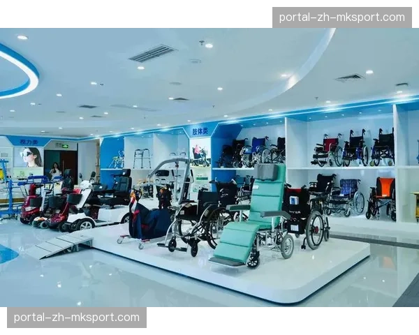 特写：一位轮椅使用者球迷评价新建场馆的无障碍观赛平台与定制化服务机器人